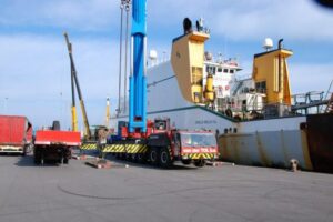 Vissersboot aan kade vissershaven IJmuiden IJPOS